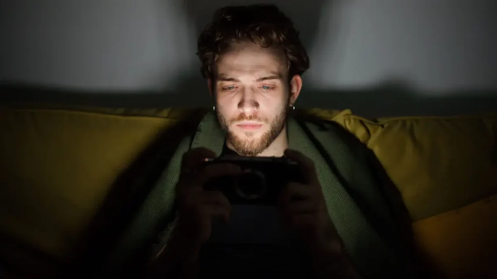 persona con miedo a quedar obsoleta por la inteligencia artificial en el trabajo